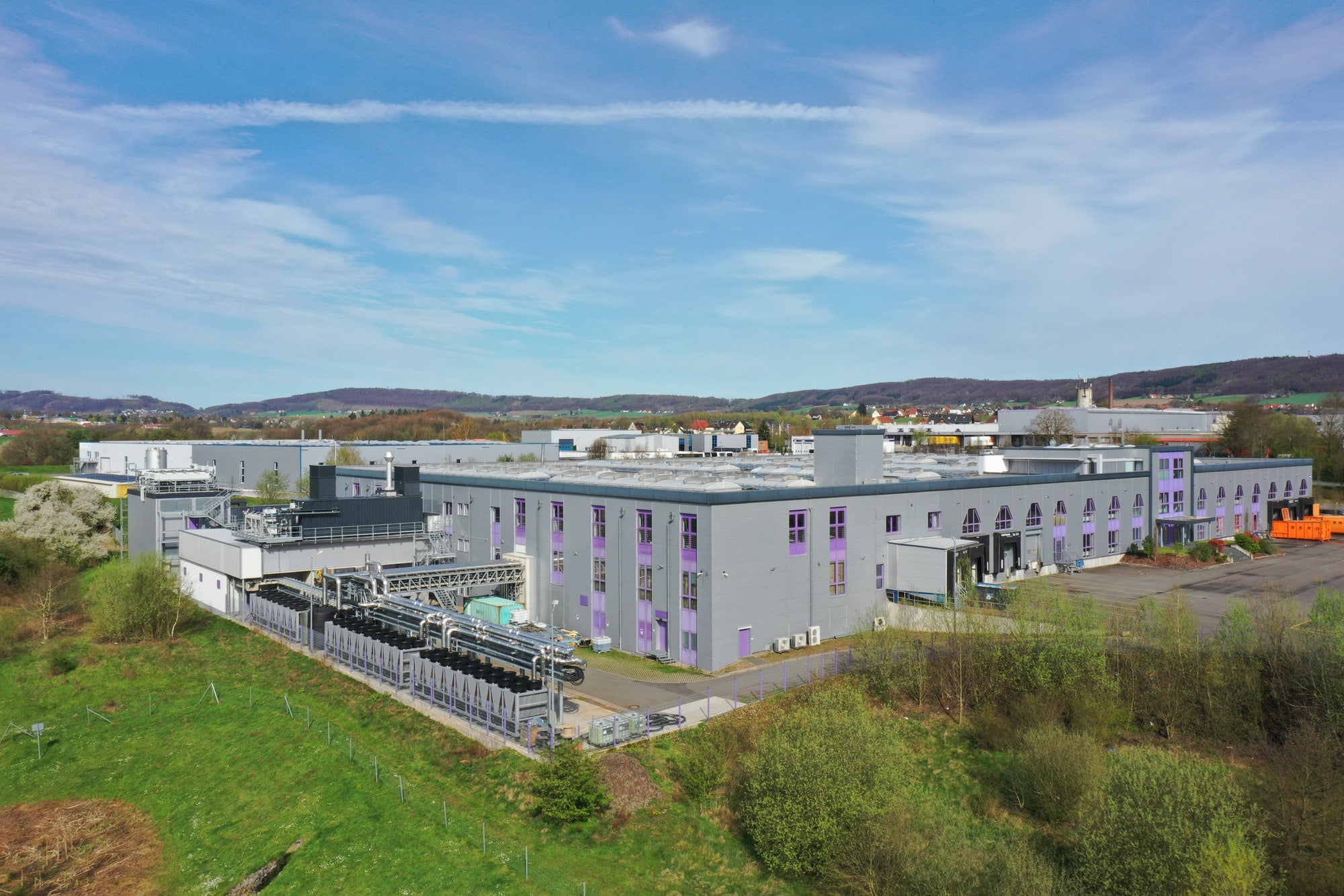 Rechenzentrum mit Rückkühlern im Grünen